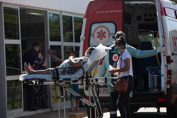 Paciente é transportado em maca