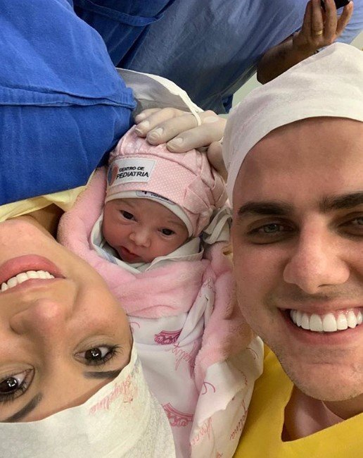 Zé Neto com a mulher e a filha recém-nascida no hospital
