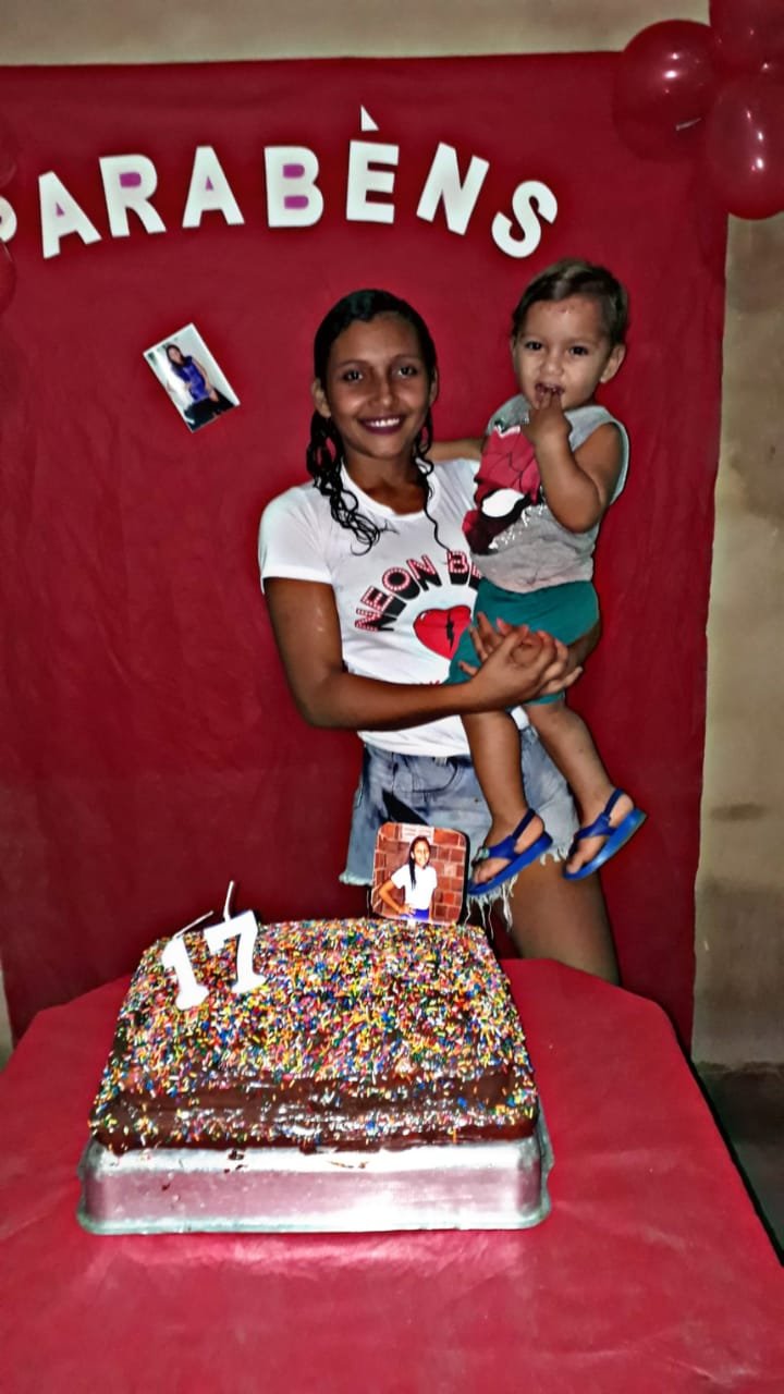 O menino Ravy Pietro, de 1 ano e 6 meses, e a dona de casa Geovana Maiara, 17, mãe do garoto