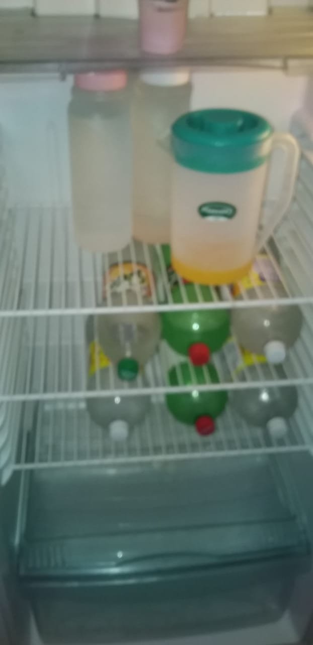 Interior da geladeira da estudante Kelly, de 17 anos
