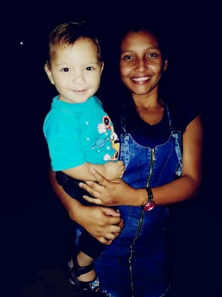 O menino Ravy Pietro, de 1 ano e 6 meses, e a dona de casa Geovana Maiara, 17, mãe do garoto