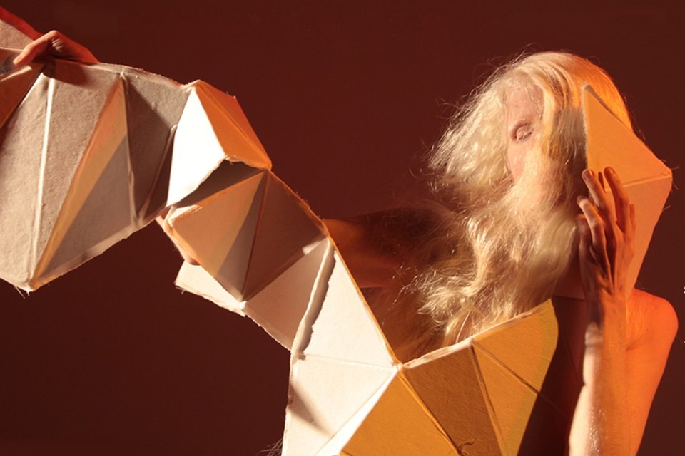 modelo com caixas de papelão