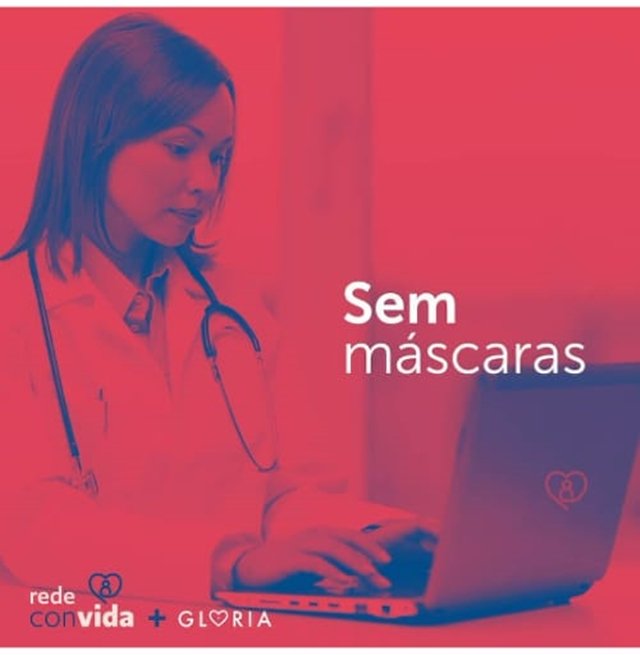 Foto de atendente médica no notebook