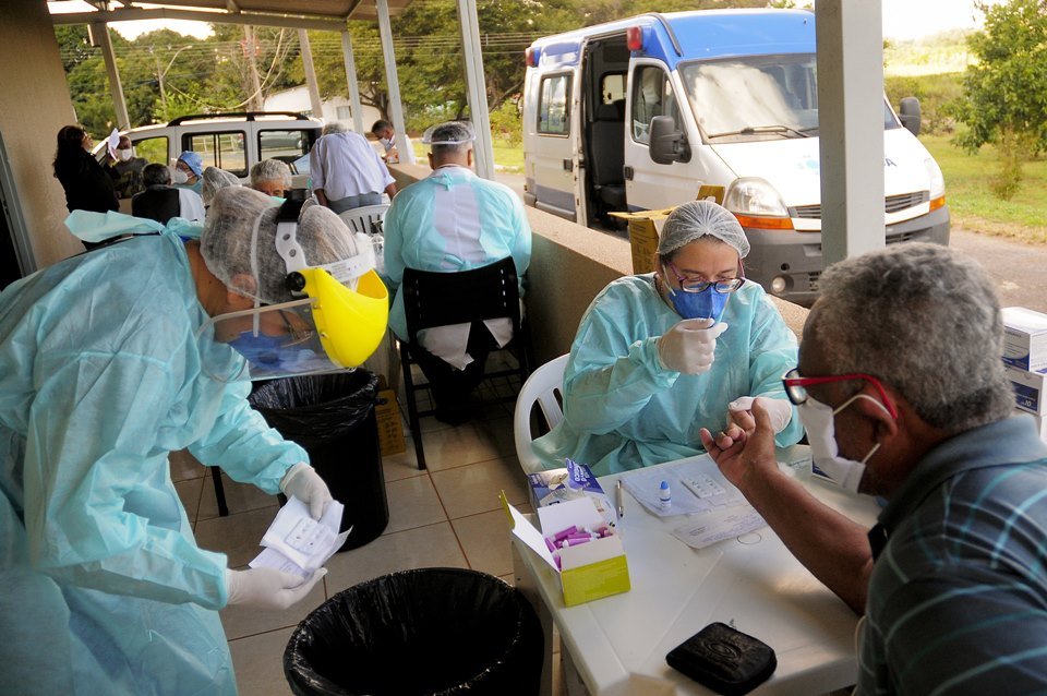 Atendentes realizam testes da CoVid19 em abrigos da SEDES