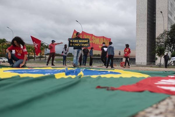 manifestantes de esquerda