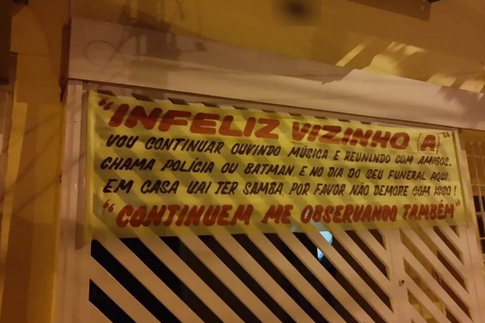 Moradora de Anápolis coloca faixa na porta de casa informando a vizinhos  que continuará dando festas: 'Chama a polícia', Goiás