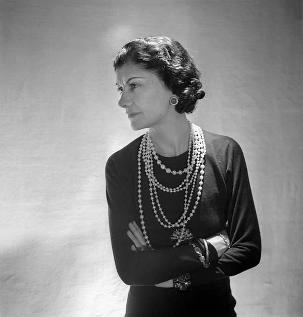 Estilista Gabrielle Coco Chanel em preto e branco - Metrópoles