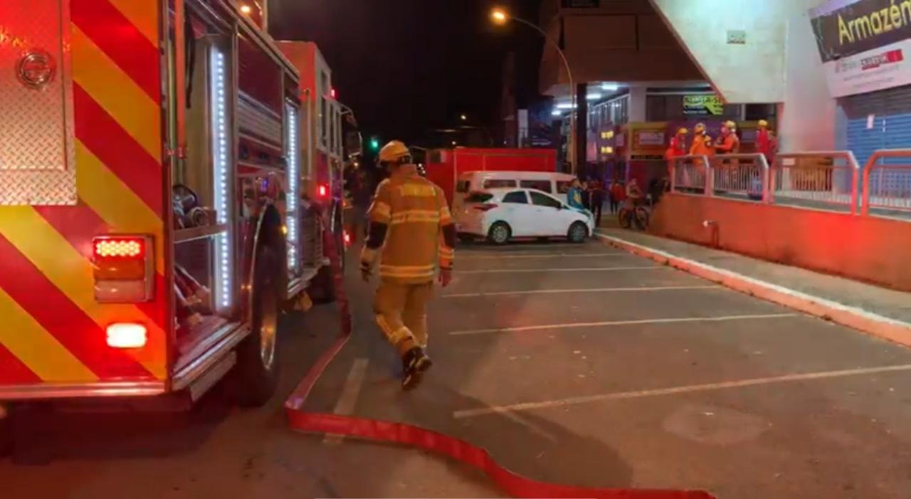 Bombeiros apagam incêndio na Asa Norte