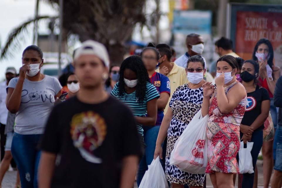 Pessoas caminhando nas ruas