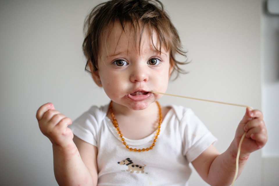 Bebê usando colar de âmbar