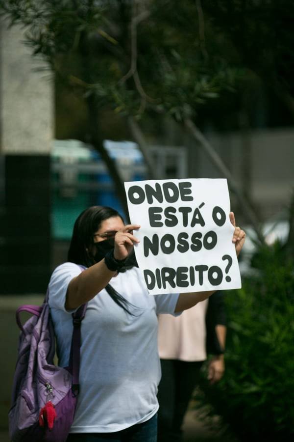 Parentes de detentos fazem manifestação na frente do Fórum Júlio Fabrini Mirabete, no SRTVS
