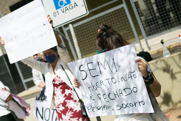 Parentes de detentos fazem manifestação na frente do Fórum Júlio Fabrini Mirabete, no SRTVS