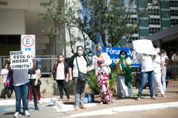 Parentes de detentos fazem manifestação na frente do Fórum Júlio Fabrini Mirabete, no SRTVS