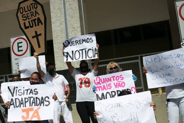 Parentes de detentos fazem manifestação na frente do Fórum Júlio Fabrini Mirabete, no SRTVS