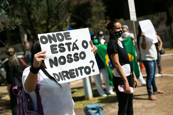 Parentes de detentos fazem manifestação na frente do Fórum Júlio Fabrini Mirabete, no SRTVS