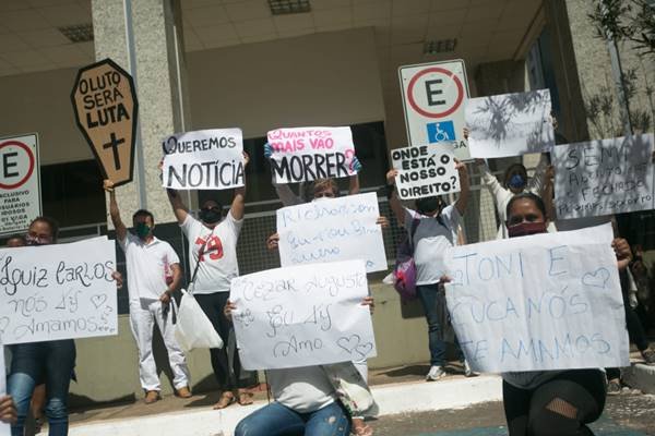 Parentes de detentos fazem manifestação na frente do Fórum Júlio Fabrini Mirabete, no SRTVS