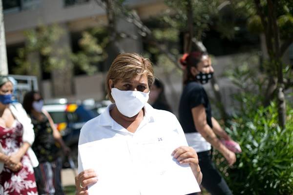 Parentes de detentos fazem manifestação na frente do Fórum Júlio Fabrini Mirabete, no SRTVS