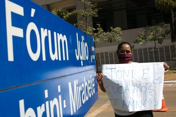 Parentes de detentos fazem manifestação na frente do Fórum Júlio Fabrini Mirabete, no SRTVS