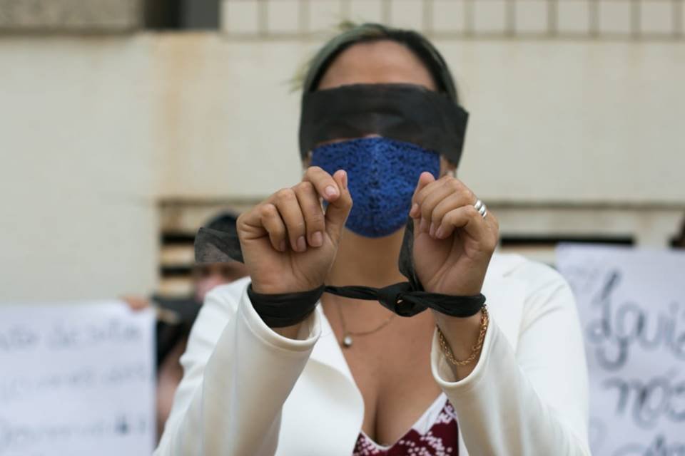 Parentes de detentos fazem manifestação na frente do Fórum Júlio Fabrini Mirabete, no SRTVS