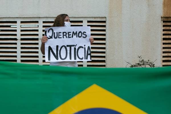 Parentes de detentos fazem manifestação na frente do Fórum Júlio Fabrini Mirabete, no SRTVS