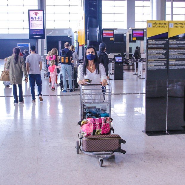 Gretchen em aeroporto