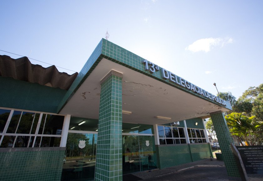 fachada de delegacia