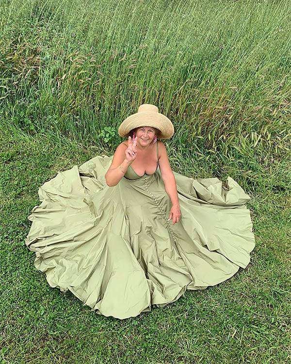 mulher com vestido longo sentada na grama