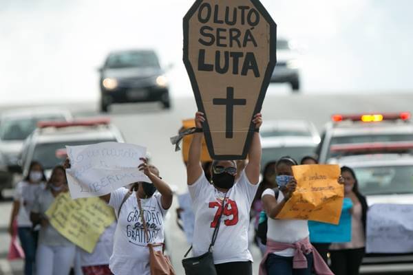 Parentes de detentos da Papuda fazem manifestação nas ruas de Brasília