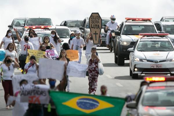 Parentes de detentos da Papuda fazem manifestação nas ruas de Brasília