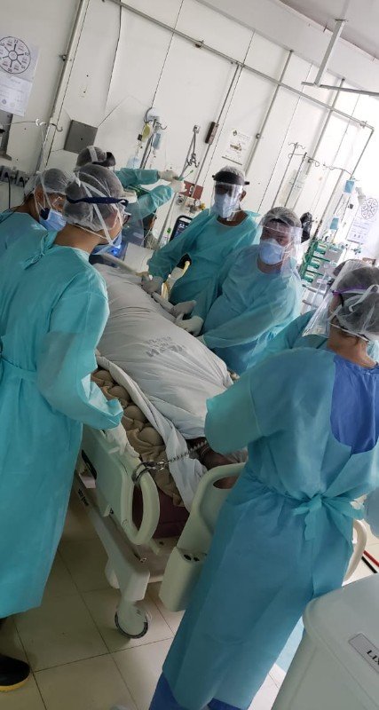 Médicos do HRAN se preparam para a manobra de pronação de um paciente com o novo coronavírus