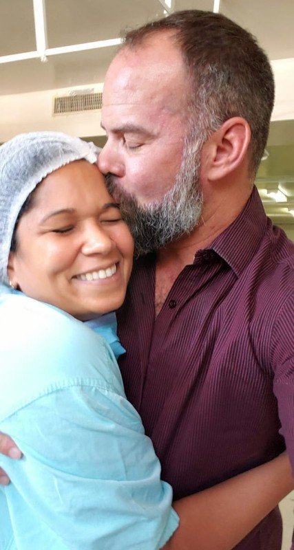 O médico intensivista Douglas Godoi e uma colega da equipe do HRAN