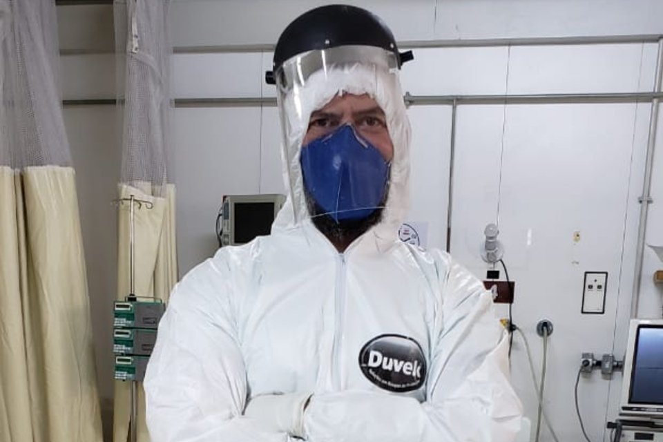 O médico intensivista Douglas Godoi paramentado para entrar na UTI do HRAN durante a pandemia do novo coronavírus