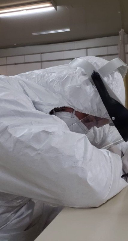 Intensivista Douglas Godoi paramentado com o EPI de proteção contra o coronavírus