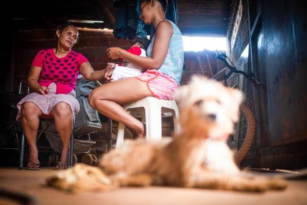 Mãe, filha e animal de estimação