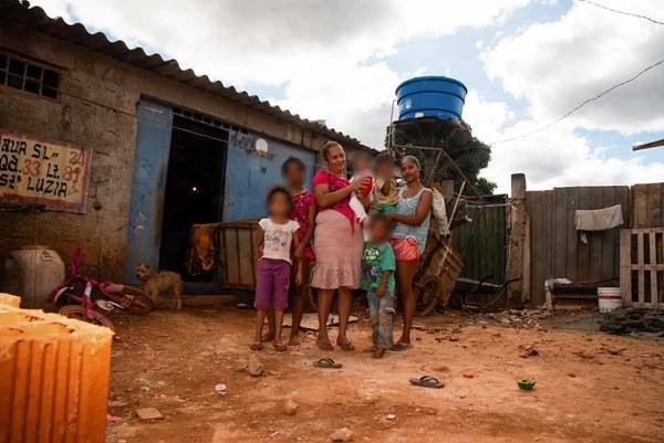 Família em frente de casa