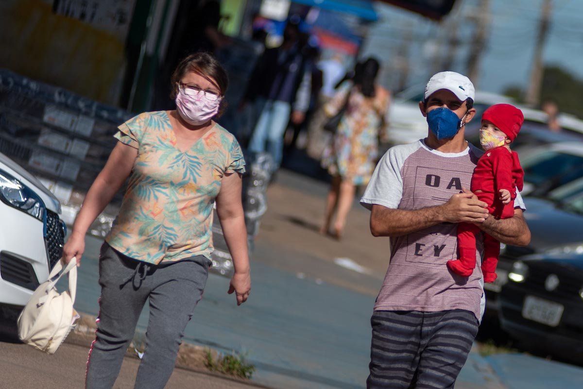 moradores usam máscaras nas ruas do df