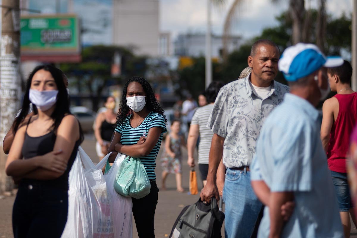 brasilienses usam máscaras nas ruas do df