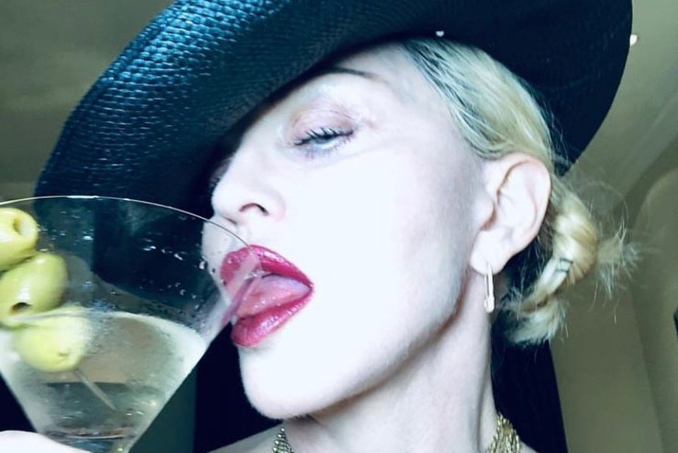 Madonna relembra foto de calcinha cavada e seios à mostra