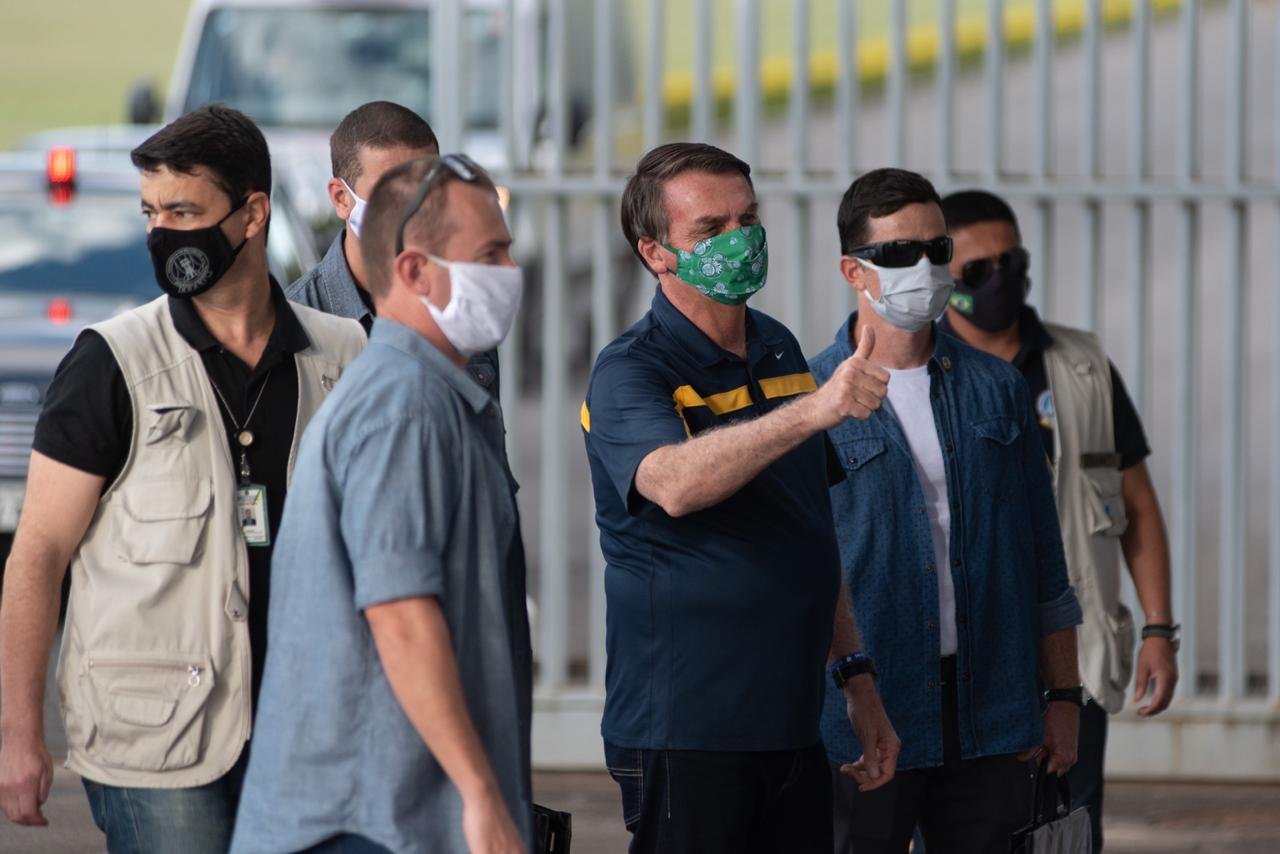 Bolsonaro na portaria do Alvorada