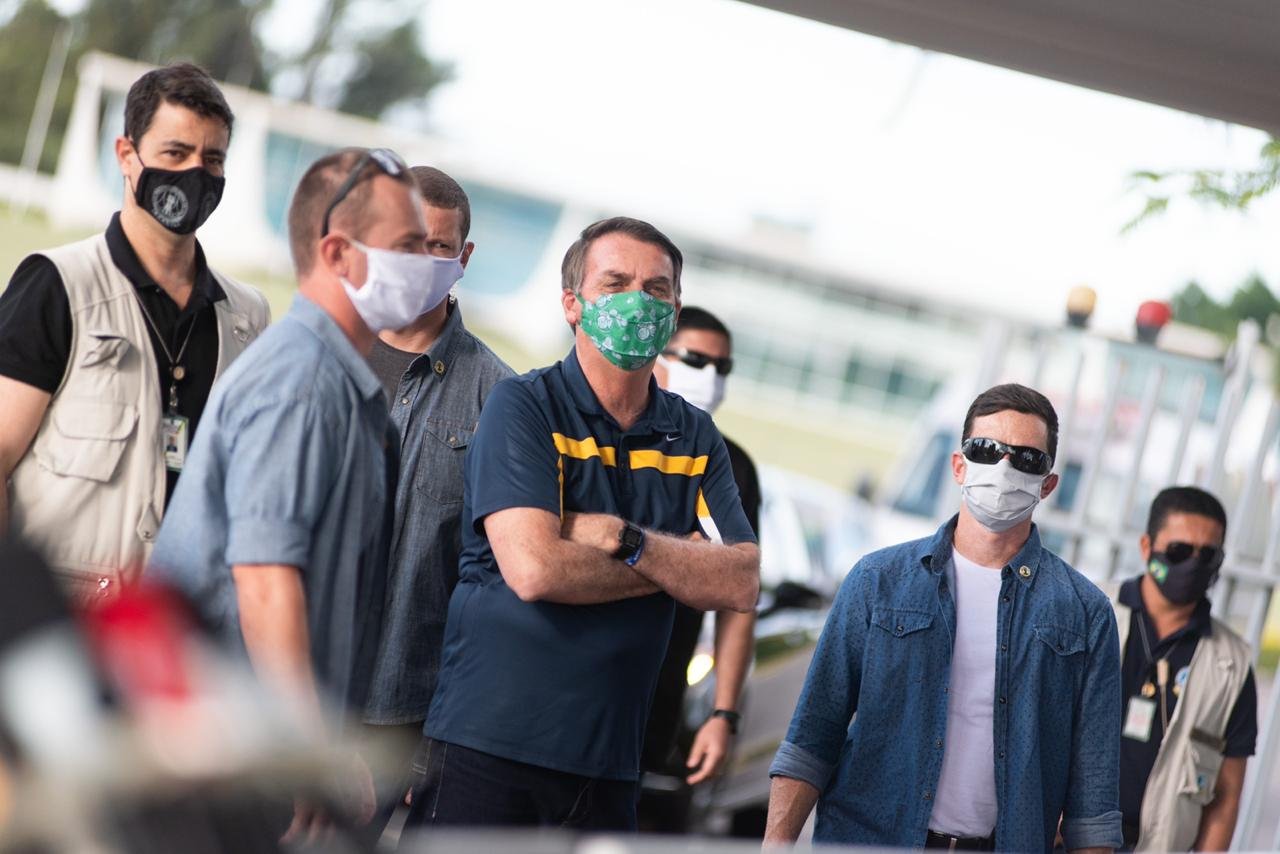 Bolsonaro na portaria do Alvorada