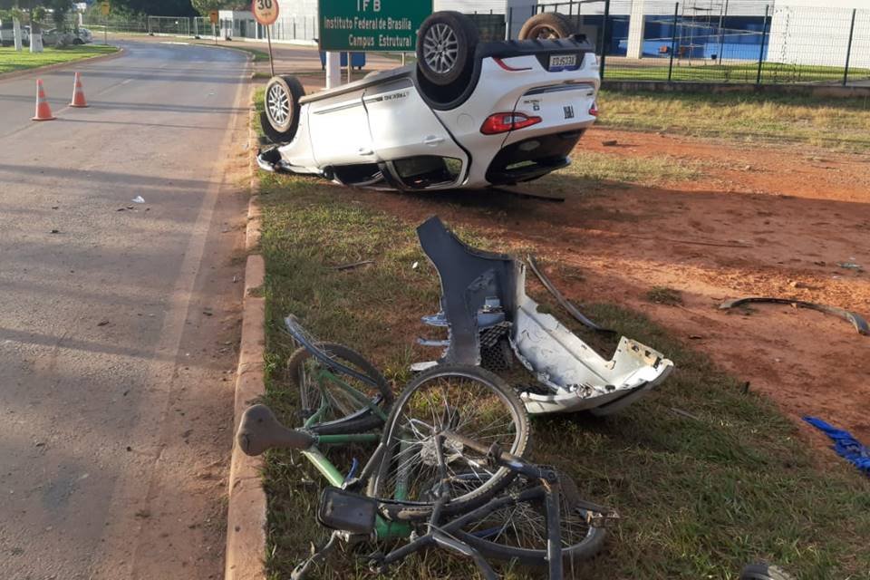 Carro atropela dois ciclistas e capota