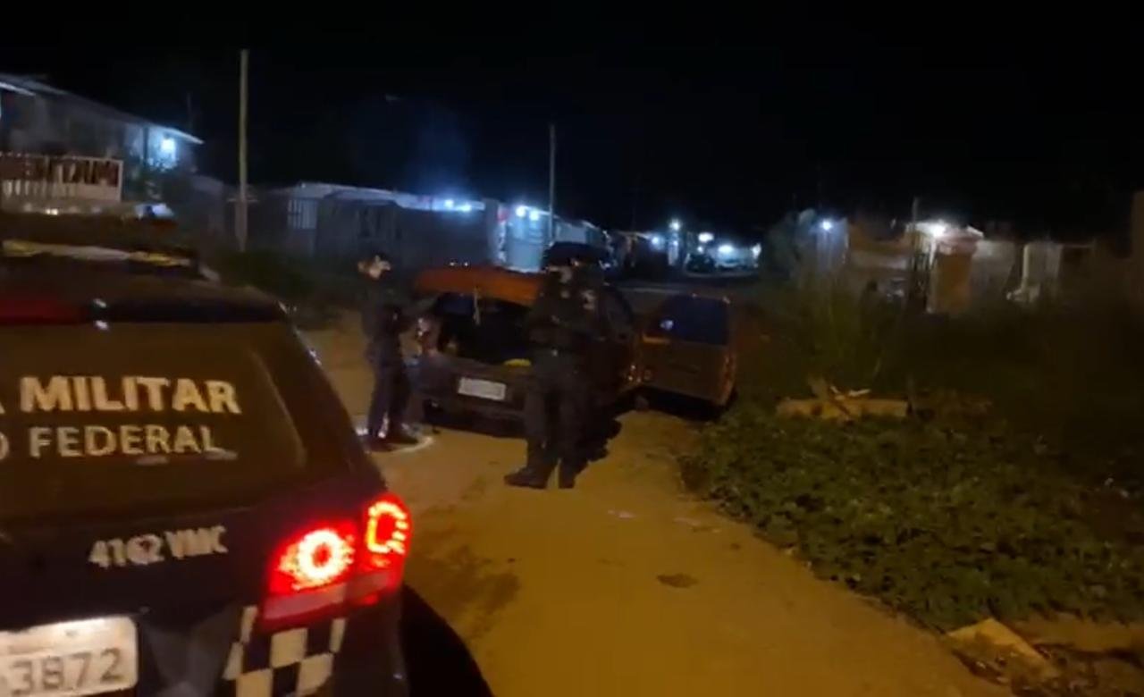 policiais militares encontram carro furtado