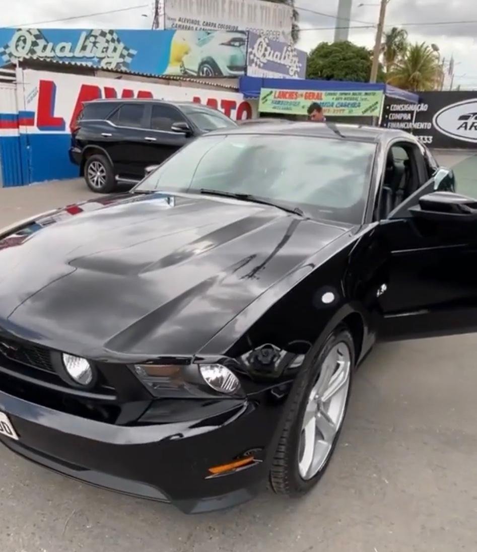 Mustang preto