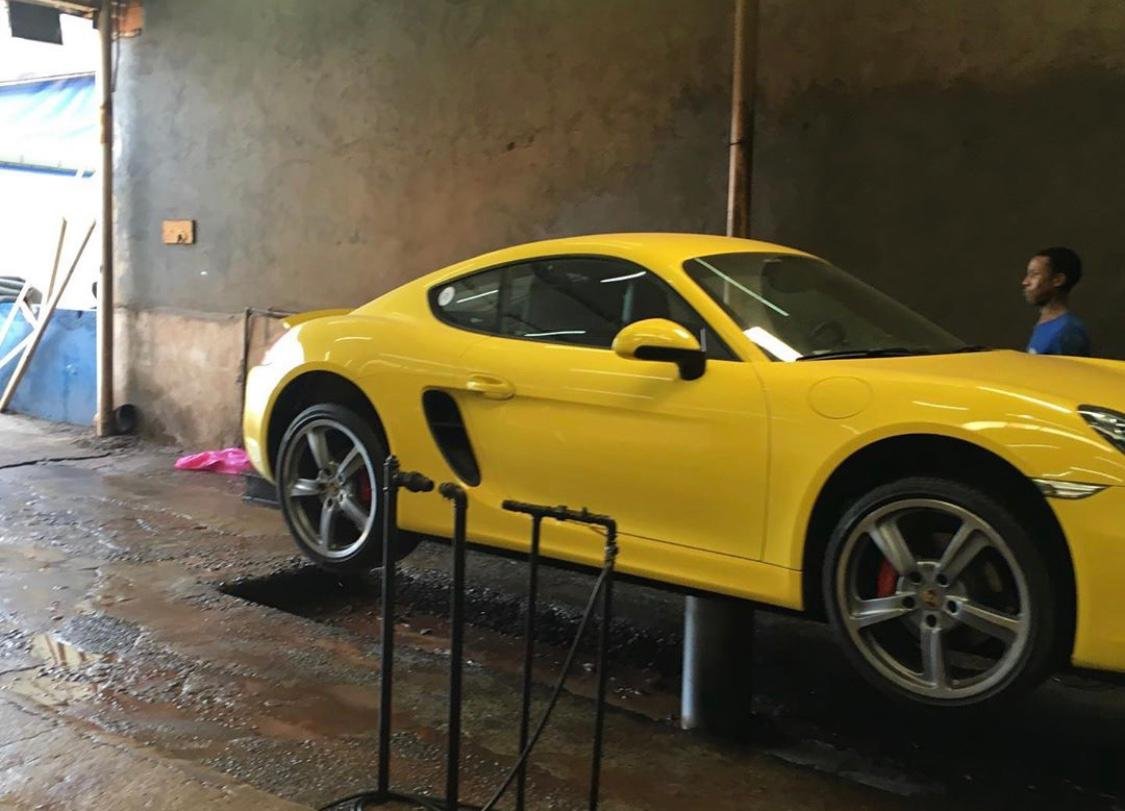 Porsche amarela