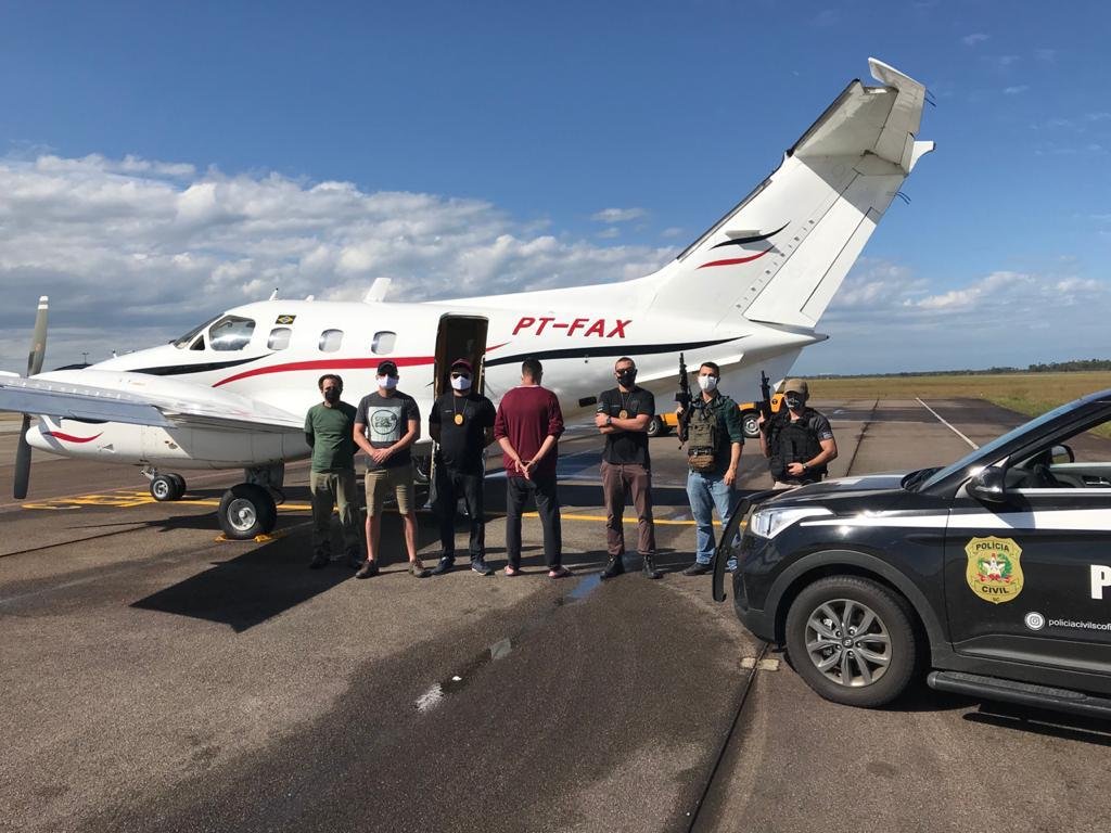 homens e avião