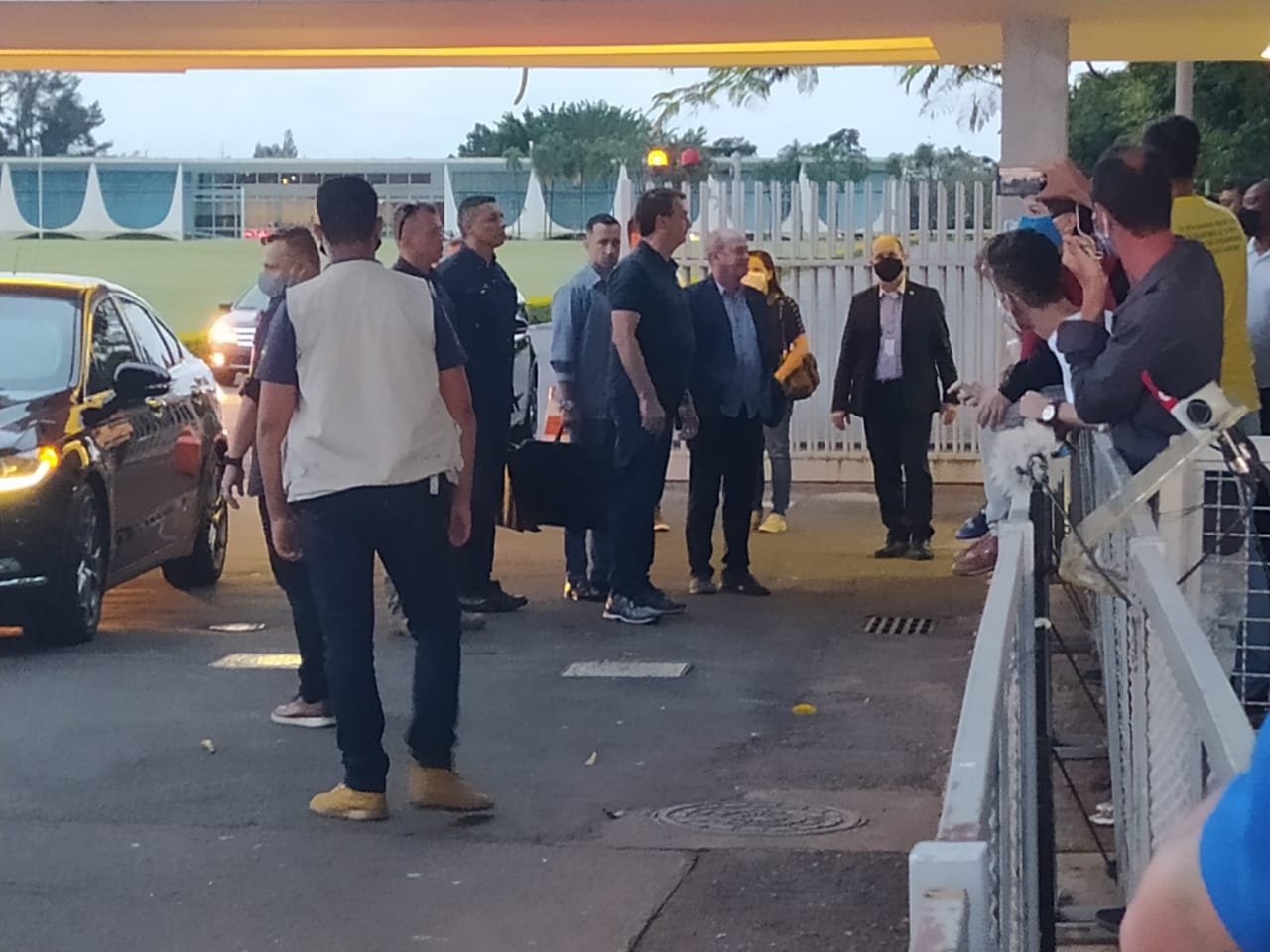 Bolsonaro na portaria do Alvorada