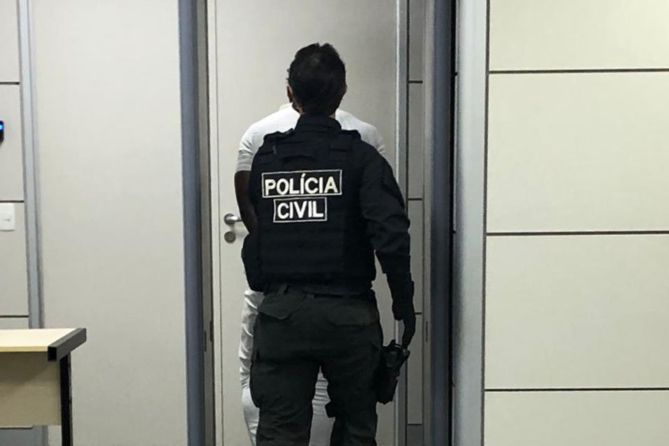 homem sendo preso