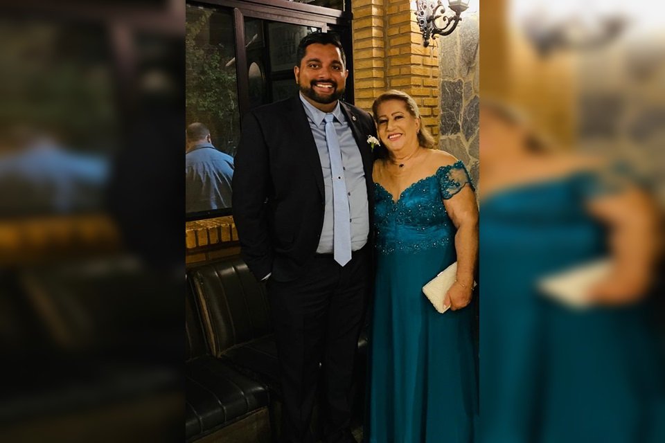 Homem e mulher em pé