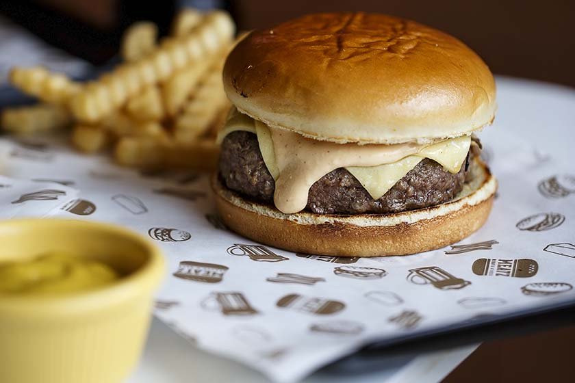 Na foto, hambúrguer com carne e bastante queijo - Metrópoles
