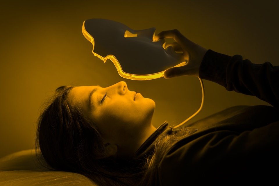 Pele perfeita: máscaras de LED prometem rejuvenescimento e combate da acne